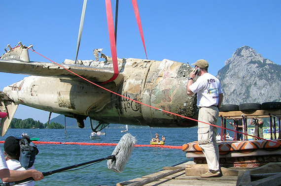 Die P-47 nach der Hebung - man beachte den äußerst gut erhaltenen Namenszug (Foto: Dr. Ursula Falch) Die P-47 nach der Hebung - man beachte den äußerst gut erhaltenen Namenszug (Foto: Dr. Ursula Falch)