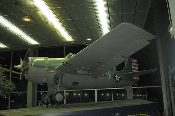 Die F4F Wildcat in den Farben von "Butch" O´Hare, ausgestellt im Terminal 2 am Chicago Airport