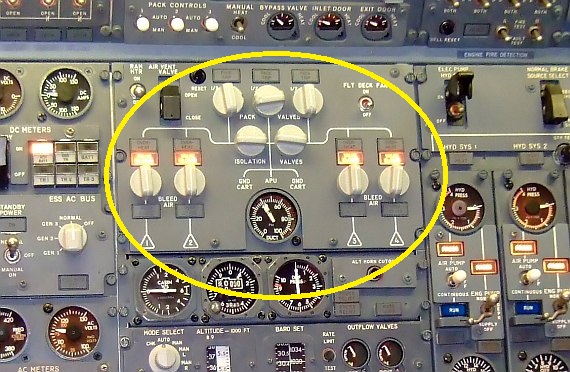 Die vier Schalter für die Zapfluftventile am Flugingenieurspanel einer 747 Classic, die Bordingenieur Rudi Hahn nach eigenen Angaben geöffnet hat; sind die geschlossen, fließt keine Druckluft und die Krügerklappen an der Vorderkante der Tragflächen k
