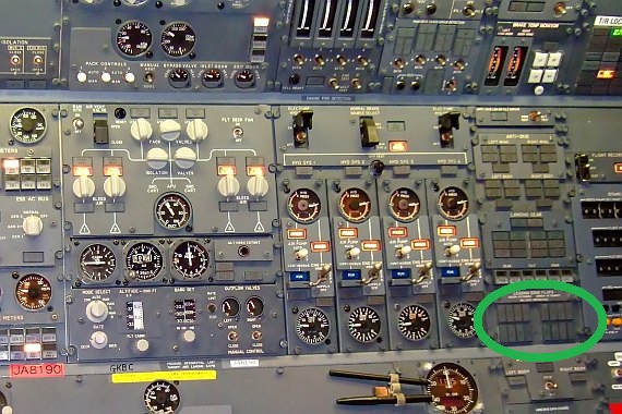 Rechts unten auf dem Panel (grüner Kreis) befinden sich die Kontrolleuchten für die Krügerklappen der 747. Während des  Ausfahrens dieser Auftriebshilfen leuchten die Lampen gelb, wenn die Klappen ihre Endposition erreicht haben, wechselt die Farbe au