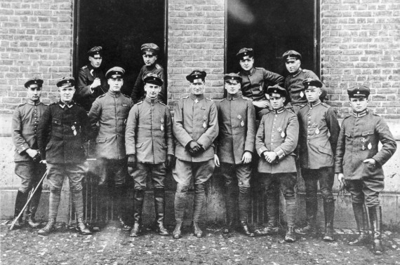 Gruppenbild der Jasta 26, in der Mitte mit Pour le Merite Fritz Lörzer, der Bruder Brunos, ganz rechts Fritz Beckhardt - Foto: Archiv Lorenz Beckhardt Gruppenbild der Jasta 26, in der Mitte mit Pour le Merite Fritz Lörzer, der Bruder Brunos, ganz rechts Fritz Beckhardt - Foto: Archiv Lorenz Beckhardt