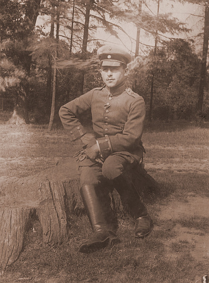 Zeitgenössisches Portraitfoto von Vizefeldwebel Fritz Beckhardt - Foto: Archiv Lorenz Beckhardt Zeitgenössisches Portraitfoto von Vizefeldwebel Fritz Beckhardt - Foto: Archiv Lorenz Beckhardt