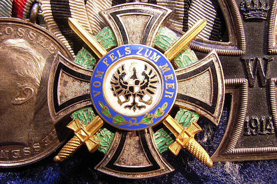 Das Inhaberkreuz des Königlichen Hausordens von Hohenzollern mit Schwertern.  "Dieser hohe Orden wurde insgesamt nur 18 Mal vergeben und gilt laut Experten als "Blauer Max" der Mannschaftsdienstgrade", erzählt Enkel Lorenz Beckhardt.