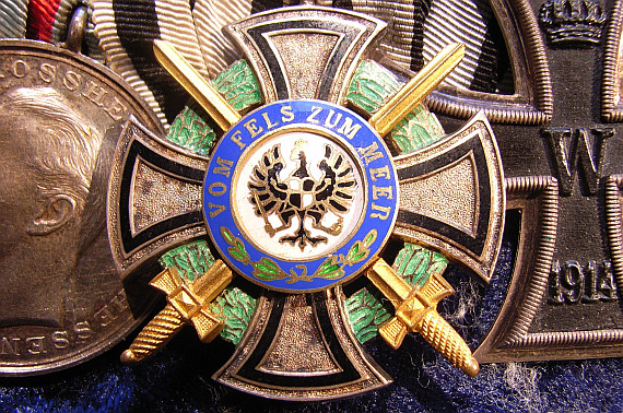Das Inhaberkreuz des Königlichen Hausordens von Hohenzollern mit Schwertern. "Dieser hohe Orden wurde insgesamt nur 18 Mal vergeben und gilt laut Experten als "Blauer Max" der Mannschaftsdienstgrade", erzählt Enkel Lorenz Beckhardt. Das Inhaberkreuz des Königlichen Hausordens von Hohenzollern mit Schwertern. "Dieser hohe Orden wurde insgesamt nur 18 Mal vergeben und gilt laut Experten als "Blauer Max" der Mannschaftsdienstgrade", erzählt Enkel Lorenz Beckhardt.