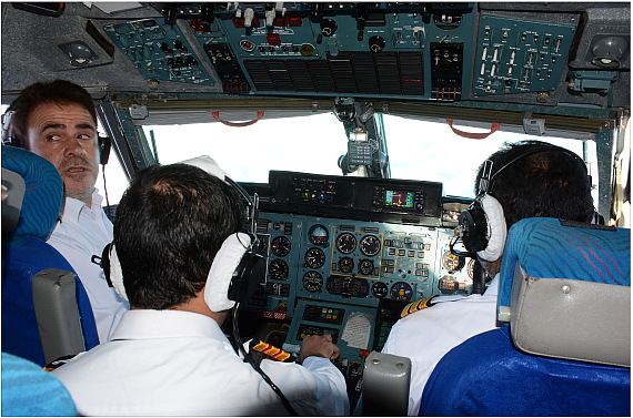 Das Cockpit der AN-74.