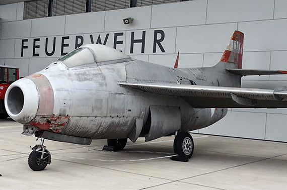 ... und die Saab J-29 vor dem Hangar der Flughafen-Feuerwehr (Foto: PW) ... und die Saab J-29 vor dem Hangar der Flughafen-Feuerwehr (Foto: PW)