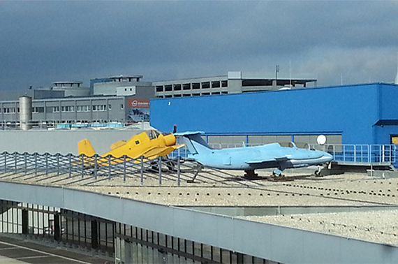 Die Delfin und die Chmelak am Dach über den B-Gates... (Foto: PW)