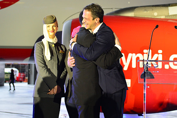 NIKI-Geschäftsführer Christian Lesjak umarmt Etihad CCO Peter Baumgartner (links) NIKI-Geschäftsführer Christian Lesjak umarmt Etihad CCO Peter Baumgartner (links)