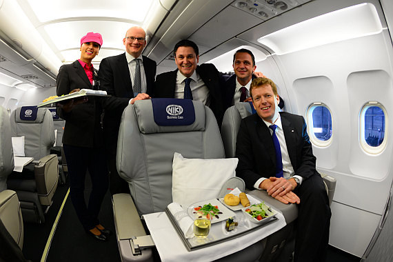 NIKI-Flugbegleiterin, Julian Jäger (Vorstandsdirektor, Flughafen Wien), Peter Baumgartner (Chief Commercial Officer, Etihad), Christian Lesjak (Managing Director, NIKI), Götz Ahmelmann (Chief Commercial Officer, Air Berlin) in der neuen NIKI Business C NIKI-Flugbegleiterin, Julian Jäger (Vorstandsdirektor, Flughafen Wien), Peter Baumgartner (Chief Commercial Officer, Etihad), Christian Lesjak (Managing Director, NIKI), Götz Ahmelmann (Chief Commercial Officer, Air Berlin) in der neuen NIKI Business C