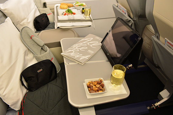 Jeder Business Class Passagier erhält für die Dauer des Fluges ein IPad, mit dem er im Internet surfen und das Bordunterhaltungsprogramm abrufen kann Jeder Business Class Passagier erhält für die Dauer des Fluges ein IPad, mit dem er im Internet surfen und das Bordunterhaltungsprogramm abrufen kann