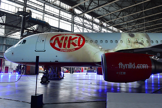 Niki Etihad Abu Dhabi Business Class Event Foto PA Austrian Wings Media Crew OE-LEL mit projeziertem Falken Niki Etihad Abu Dhabi Business Class Event Foto PA Austrian Wings Media Crew OE-LEL mit projeziertem Falken