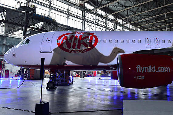 Niki Etihad Abu Dhabi Business Class Event Foto PA Austrian Wings Media Crew OE-LEL mit projeziertem Kamel Niki Etihad Abu Dhabi Business Class Event Foto PA Austrian Wings Media Crew OE-LEL mit projeziertem Kamel