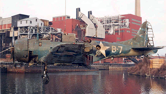 ... und eine der 1994 aus dem Lake Michigan gefischen SBD Dauntless ... und eine der 1994 aus dem Lake Michigan gefischen SBD Dauntless