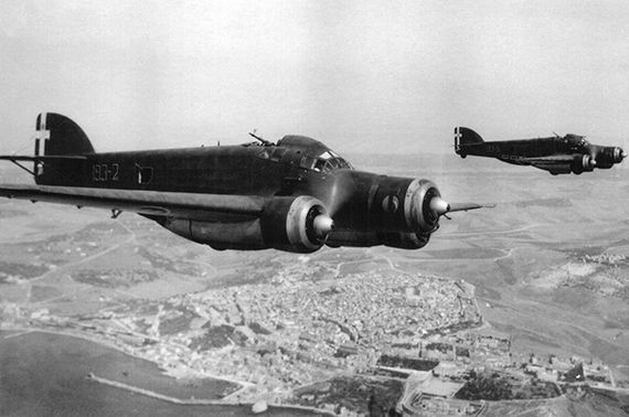 Auch die SM-79 machen mit Torpedos Jagd auf alliierte Konvois im Mittelmeer Auch die SM-79 machen mit Torpedos Jagd auf alliierte Konvois im Mittelmeer