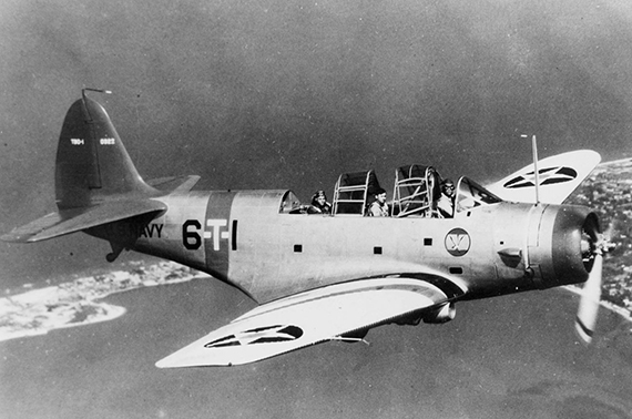 Eine TBD Devastator im Flug vor dem Krieg