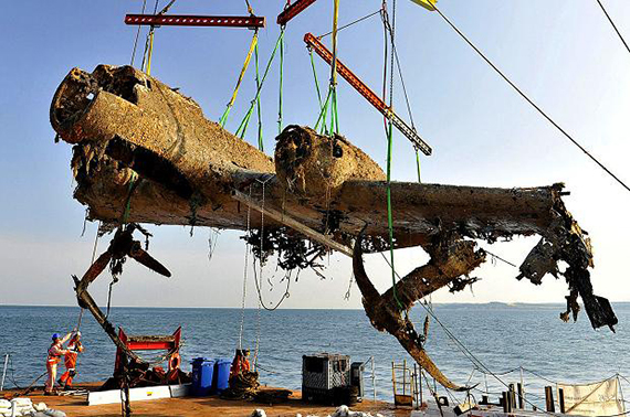 Die Überreste der Do-17Z werden geborgen (Foto: BBC)