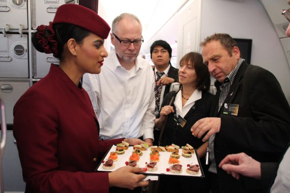 Airbus A350 Auslieferung Qatar Airways Flugbegleiterinnen beim Bordservice mit Kurt Hofmann Foto Aig