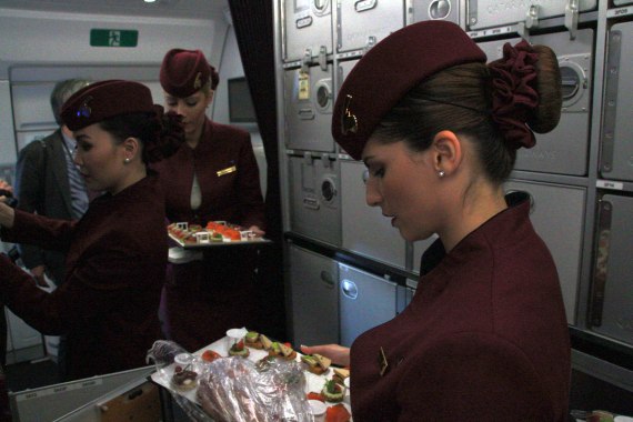 Airbus A350 Auslieferung Qatar Airways Flugbegleiterinnen in der Galley Bordküche Foto Aig