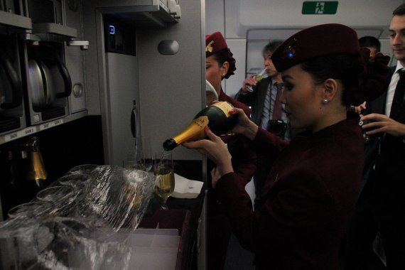Airbus A350 Auslieferung Qatar Airways Flugbegleiterinnen in der Galley Bordküche_1 Foto Aig