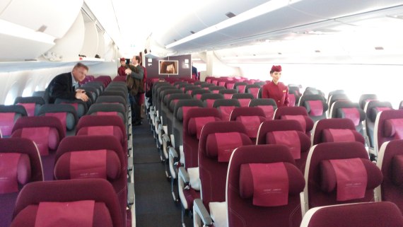 Blick in die Economy Class des A350 von Qatar Airways.