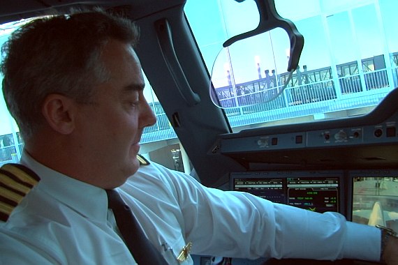 Pilot im Cockpit des A350.
