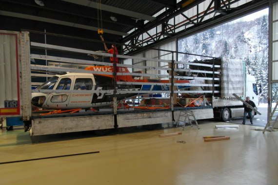 Verpackt für den Transport nach Georgien: AS 350 B3 - Foto: Wucher Helicopter Verpackt für den Transport nach Georgien: AS 350 B3 - Foto: Wucher Helicopter