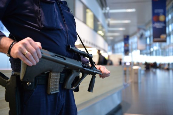 Flughafen-Polizisten eskortierten die angeblichen "Terroristen" auf die Polizeistation zur Vernehmung, Symbolbild - Foto: Huber