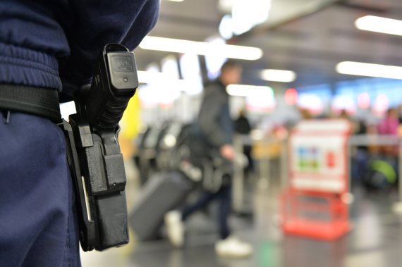 Flughafenpolizei mit Glock 17 Glock17 Symbolbild Sujetbild Foto PA Austrian Wings Media Crew Flughafenpolizei mit Glock 17 Glock17 Symbolbild Sujetbild Foto PA Austrian Wings Media Crew