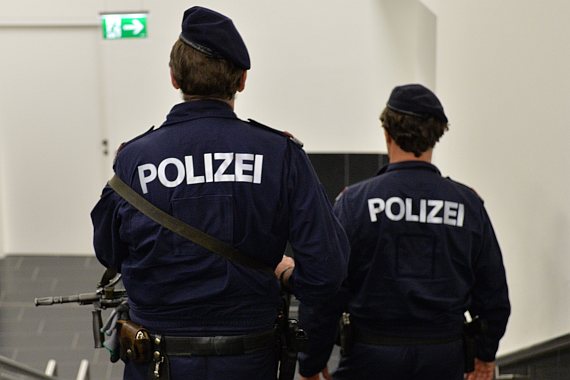 Polizisten eskortierten den blinden Passagier von Bord, Symbolbild