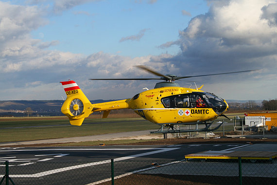 Lukas Egger ÖAMTC Notarzthubschrauber Christophorus 2 OE-XEG Anflug auf den Stützpunkt Lukas Egger ÖAMTC Notarzthubschrauber Christophorus 2 OE-XEG Anflug auf den Stützpunkt
