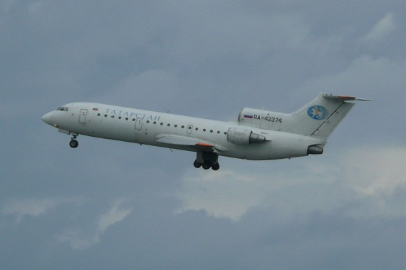 Eine Yak-42 der Tatarstan Air erhebt sich in den abendlichen, verregneten Himmel über Petersburg. Die Airline ist der Flagcarrier der autonomen Republik Tatarstan, sie setzte wie viele kleine Airlines anfangs auf die YK2, um einen günstigen und dennoch