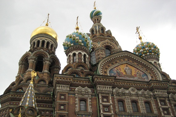 Mit der Erlöserkirche hat Petersburg ein ähnliches Bauwerk wie Moskau zu bieten. Diese Kirche ist im Stil der Basilius Kathedrale in Moskau gebaut.