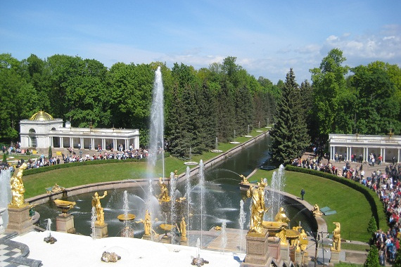 Neben den Sehenswürdigkeiten in der Stadt lohnt ein Ausflug ins Umland mindestens genauso. Im Bild zu sehen ist einer der vielen Springbrunnen von Peterhof. Es gibt eine Verbindung per Tragflächenboot, welches direkt vor der Eremitage ablegt.