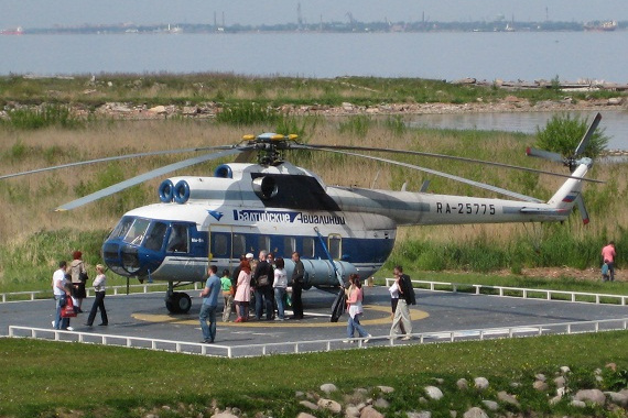 Und mit ein bisschen Wechselgeld in den Taschen kann man dann aus Peterhof einen Rundflug auf einem Mi-8/17 buchen….