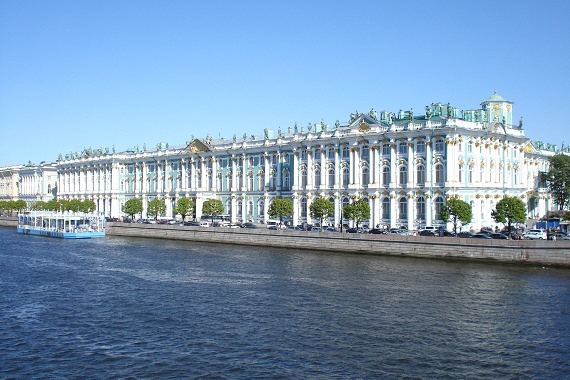 Und wer sich in Petersburg nicht nur der Luftfahrt hingeben will, der kann sich mehrere Tage lang mit dem Eremitage Museum beschäftigen, einem der größten Museen der Welt. Sankt Petersburg nennt sich selbst die Kulturhauptstadt Russlands, was sie zweif