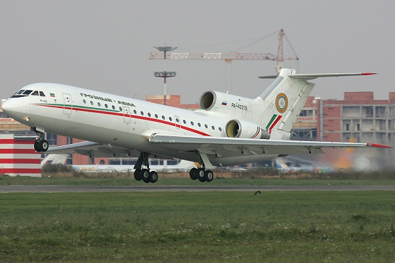 Die turkmenische und yakutische B757 im Hintergrund scheinen es zu verraten: die Yak-42 wurde leider auch bei Tatarstan bereits durch Boeings ersetzt, kurz bevor die Airline nach einem Unfall ihren Flugbetrieb einstellen musste.