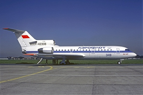 Eine Yak-42 der Aeroflot, die Maschine ist bereits eine Serienversion, mit Ausstellernummer der Pariser Luftfahrtschau. Quelle: Wikimedia Commons