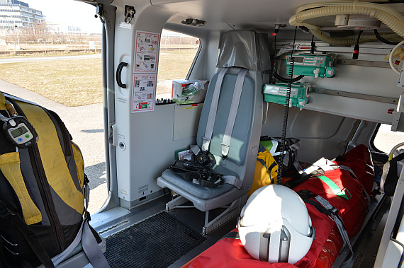 Blick in den Patientenraum eines Christophorus-Notarzthelikopters.