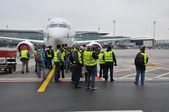 Spottergruppe vor der B737 der South African Air Force