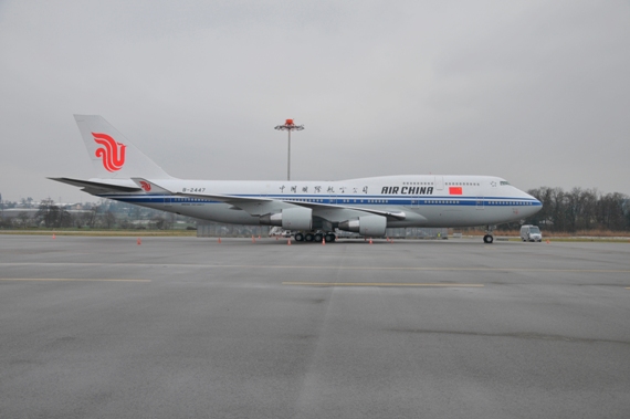 Die B747-400, B-2447 der Air China brachte die chinesische Delegation nach Davos