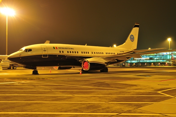 Ein Highlight und Exot in ZRH war natürlich diese B737-7BC(BBJ), P4-PRM der République du Mali, hier eine Nachtaufnahme