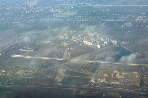 Nur noch bruchstückhaft kann man den ehemaligen Flughafen Aspern erkennen, Aufnahme des Geländes vom Februar 2015.