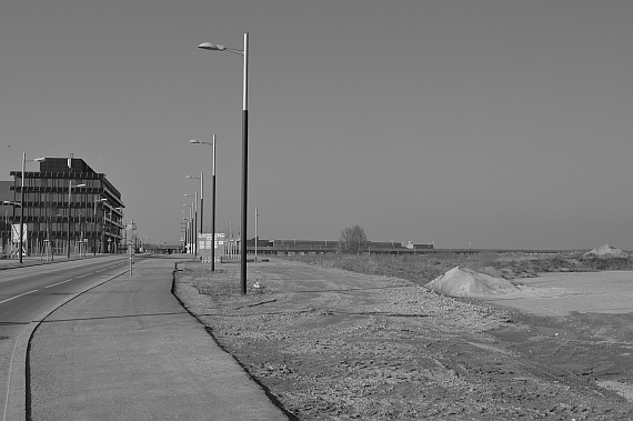 Die Asphaltflächen rechts neben dem Gehsteig gehörten einst zur Hauptpiste des Flugfeldes.