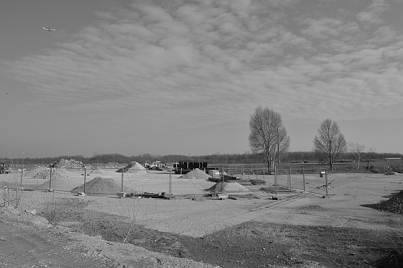 Flughafen Aspern Seestadt Reste der alten Pisten im Vordergrund Foto PA Austrian Wings Media Crew