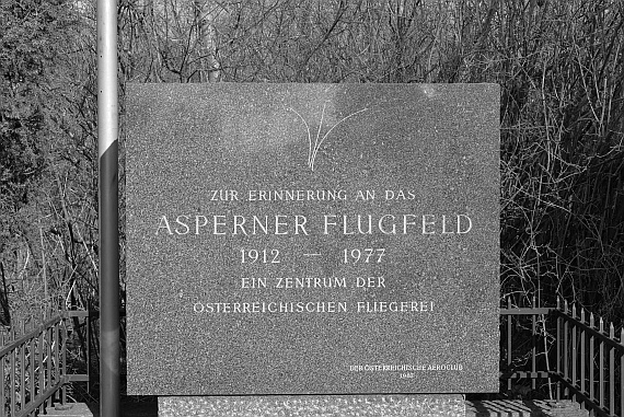 Flughafen Aspern Seestadt alte Zufahrtsstraße Gedenkstein Detail Foto PA Austrian Wings Media Crew