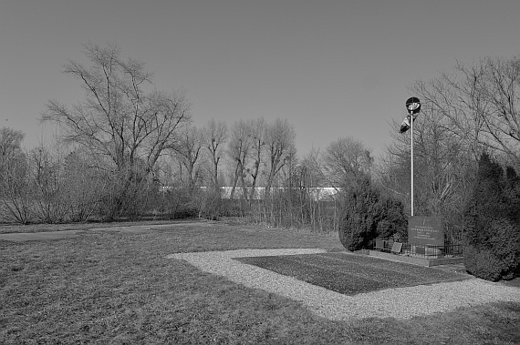 Flughafen Aspern Seestadt alte Zufahrtsstraße samt Gedenkstein Foto PA Austrian Wings Media Crew