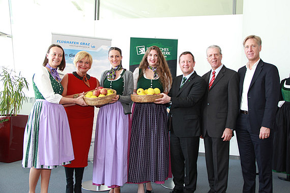 Die Flugbegleiterinnen von InterSky tragen auf den Schweiz-Flügen zünftige Tracht - Foto: Franz Zussner