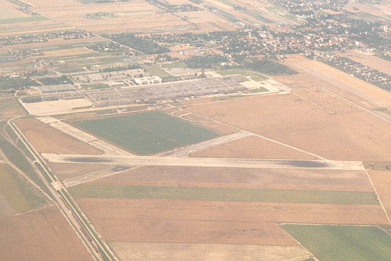 Auf dieser Luftaufnahme aus dem Jahr 1987 sind sogar noch die Spuren des Reifenabriebs der Flugzeuge im Aufsetzbereich der Hauptpiste zu erkennen - Foto: Heinz-Dieter Bonsmann, ehemaliger Lufthansa-Ju52-Flottenchef. Er fertigte diese Fotos anlässlich ein