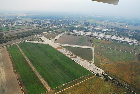 Im Jahr 2008 mietete Austrian Wings ein Flugzeug und fertigte exklusive Luftaufnahmen des alten Flugfeldes an - heute ist das Gelände weitgehend verbaut, von den einstigen Pisten ist so gut wie nichts mehr übrig.