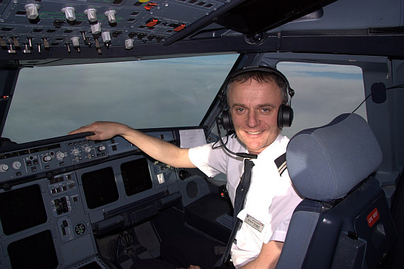 Der mutmaßlich durch kontaminierte Kabinenluft verstorbene Pilot Richard Westgate an seinem Arbeitsplatz - Foto: Westgate Foundation Der mutmaßlich durch kontaminierte Kabinenluft verstorbene Pilot Richard Westgate an seinem Arbeitsplatz - Foto: Westgate Foundation